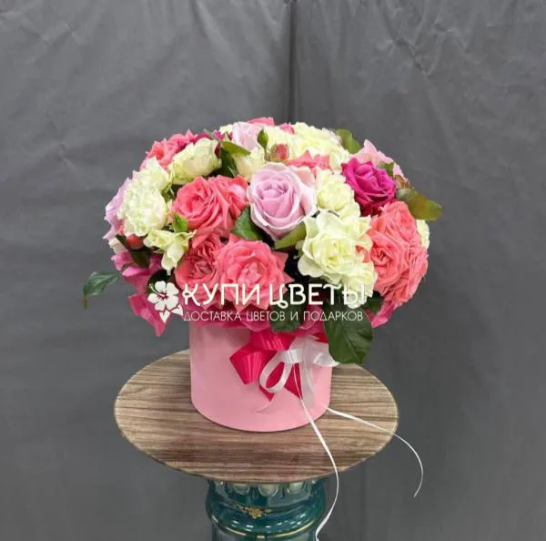 Букет в коробке из розовых и белых роз Эхо Чувств