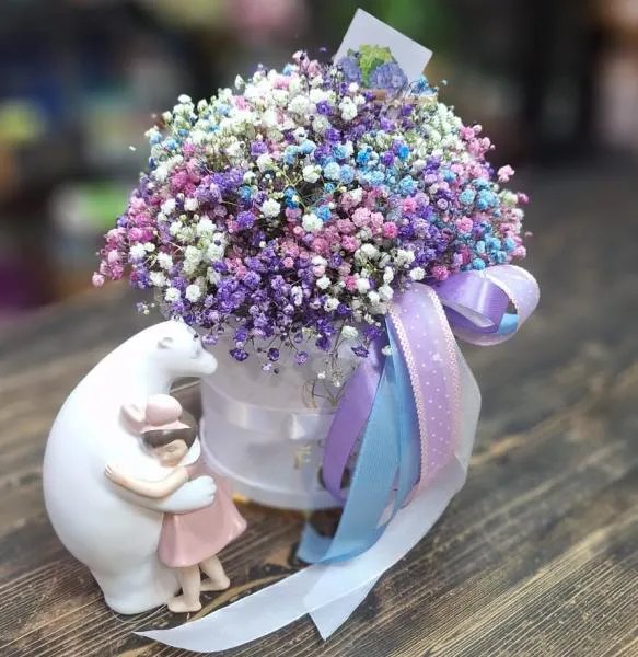 Букет из гипсофилы в шляпной коробке В Космосе