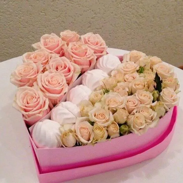 Подарочный набор из роз и зефира в коробке Подарок мечты