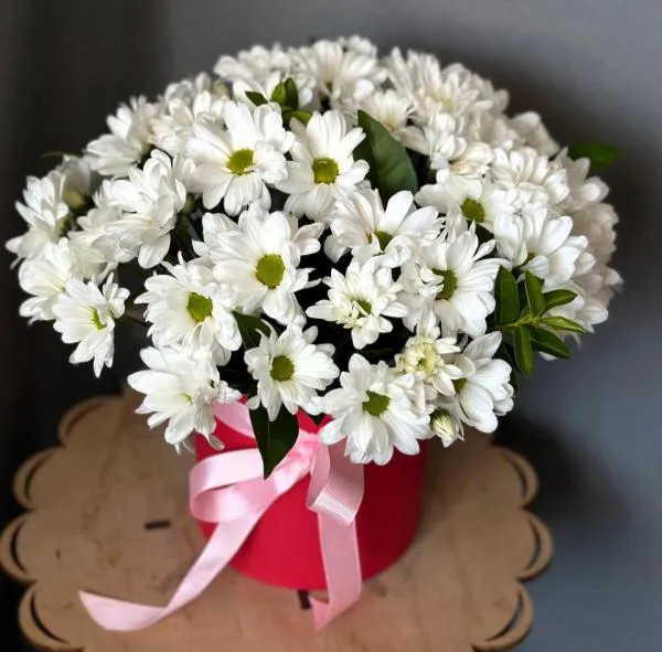 Букет из белых хризантем в коробке Летопись любви