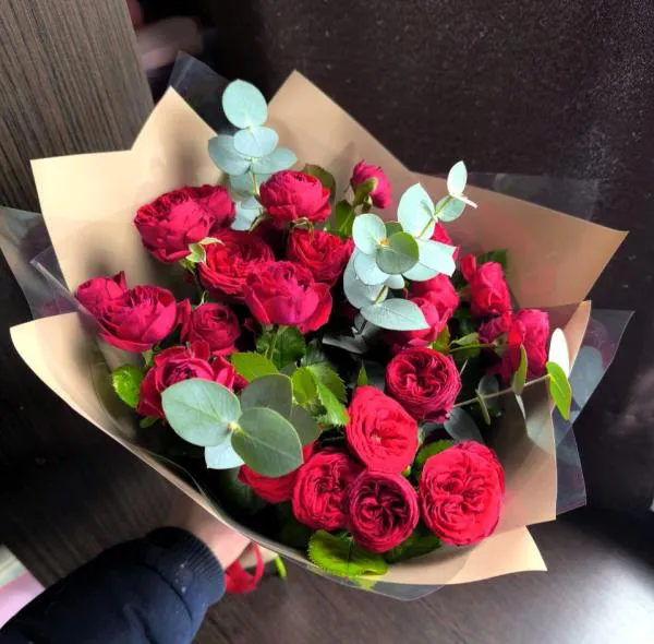 Букет из алых пионовидных роз Красный поцелуй