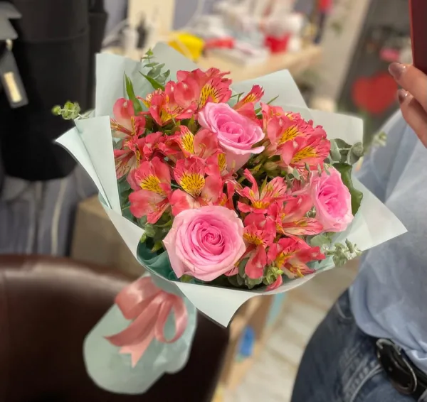 Букет из розовых роз и альстромерий Огненный Фаер