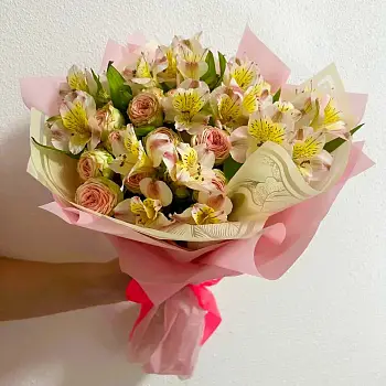 Букет из кустовых роз и альстромерий Розовый жемчуг