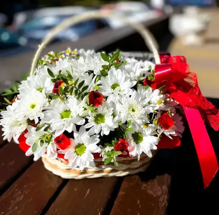 Корзина из белых хризантем Чарующий Бал