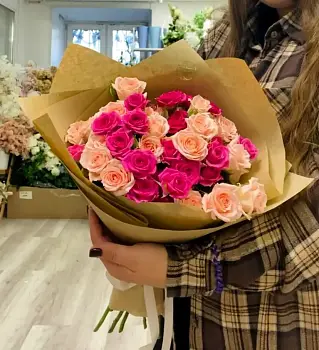 Букет из розовых кустовых роз Любовный шепот