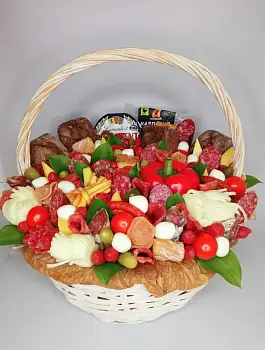 Подарочная корзина из колбас и сыра № 6