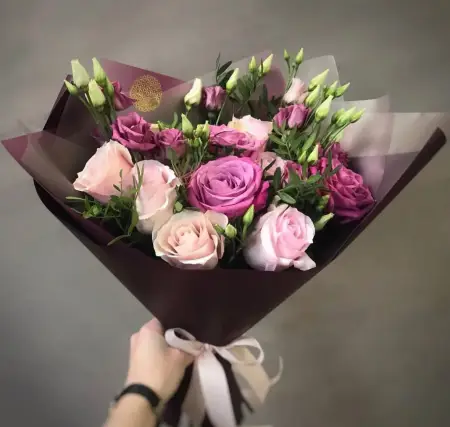 Букет из розовых роз и эустом Роскошное признание