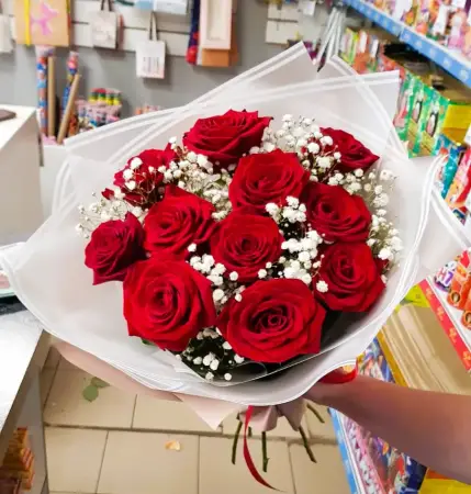 Букет из красных роз и гипсофилы Неисчерпаемая любовь