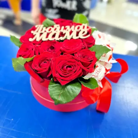 Подарочный набор из красных роз и конфет Душевный подарок