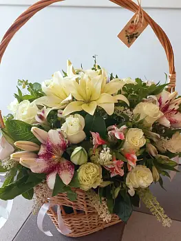 Корзина из белых лилий и роз Алмазный свет