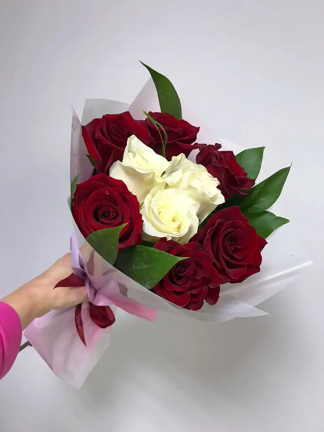 Букет из красных и белых роз Стрела Купидона