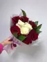 Букет из красных и белых роз Стрела Купидона