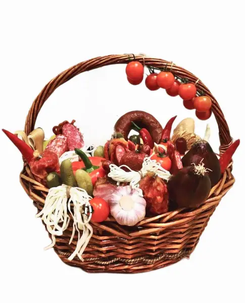 Корзина с колбасными изделиями и овощами № 3