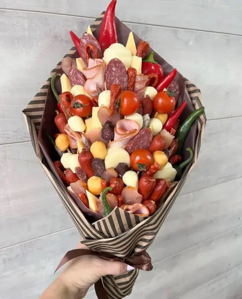 Съедобный букет № 1 из колбасы, черри, перца и сыра
