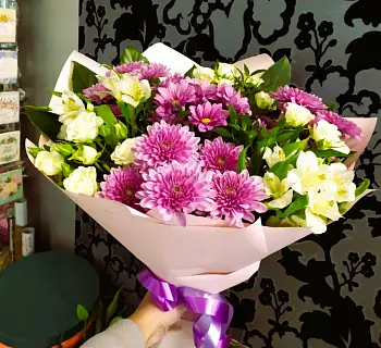 Букет из роз, хризантем и альстромерий Вечерний свет