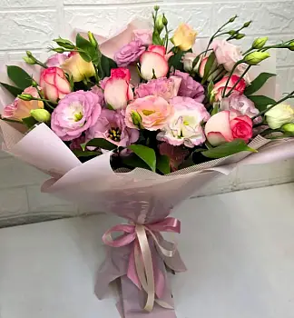 Букет из розовых роз и эустомы Чудесный сон