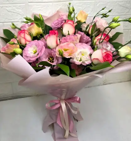 Букет из розовых роз и эустомы Чудесный сон