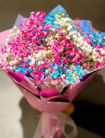 Букет из розовой, белой и голубой гипсофилы Яркие сны