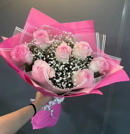 Букет из 9 розовых роз и гипсофилы Гравитация счастья