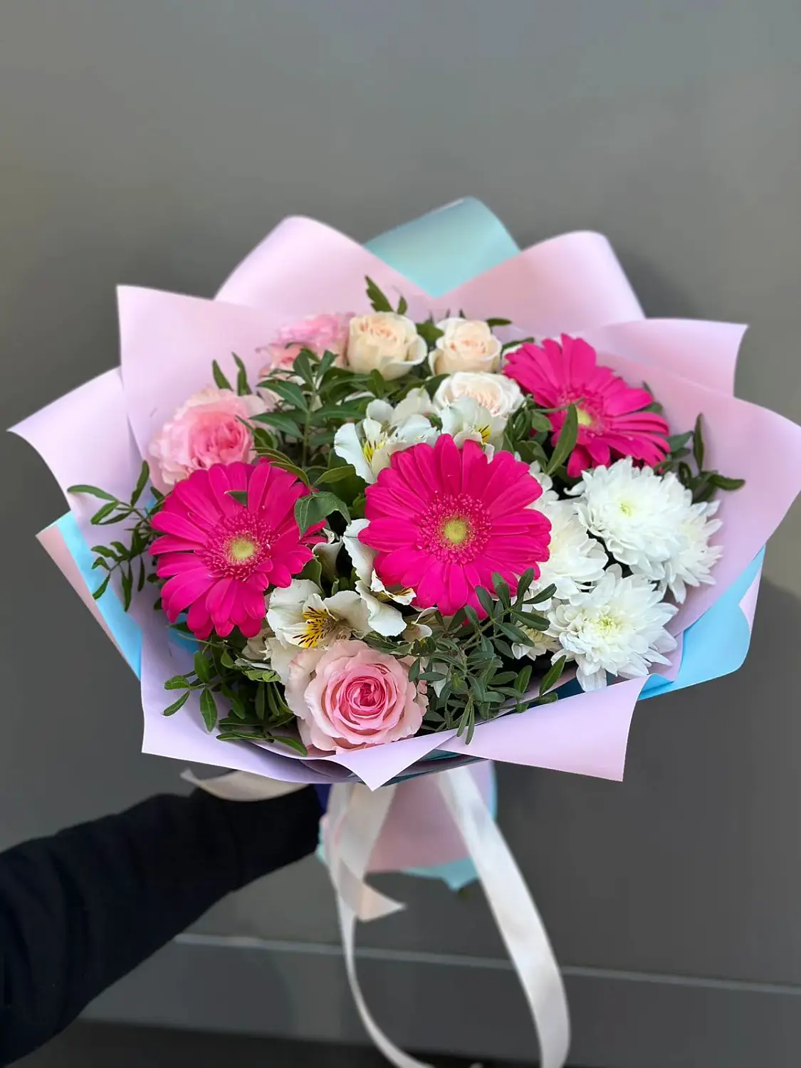 Букет из гербер, хризантем и роз Атмосфера праздника