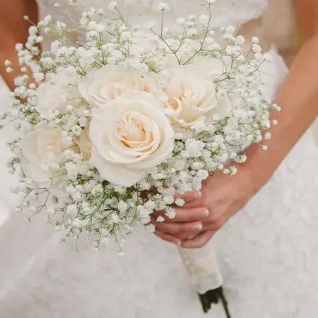 Букет невесты из кремовых роз и гипсофилы № 10