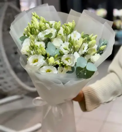 Букет из белой эустомы и эвкалипта Прикосновение утренний росы