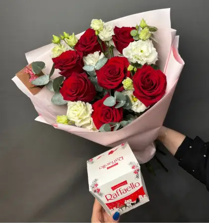 Подарочный набор с красными розами и конфетами Со вкусом рафаэлло