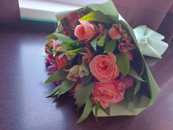 Букет из розовых роз и альстромерий Нежная любовь