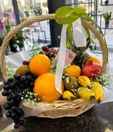 Корзина с фруктами и белой гипсофилой Волшебная страна Фруктория