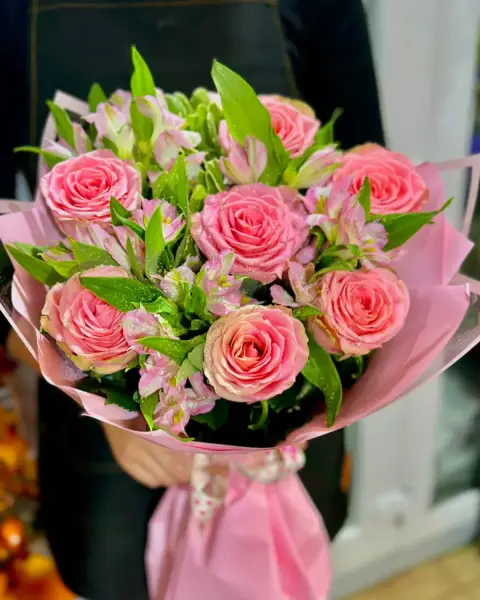 Букет из розовых роз и альстромерий Кристальный блеск