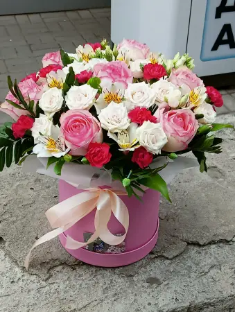 Букет из роз эустом и гвоздик в шляпной коробке Восторг