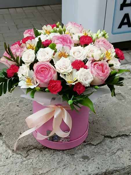 Букет из роз эустом и гвоздик в шляпной коробке Восторг