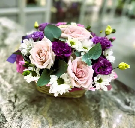 Корзина из роз и эустомы Маленькая радость