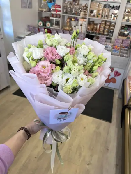 Букет из розовых и белых эустом Уникально шикарный