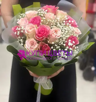 Букет из розовых роз и гипсофилы Голос Природы