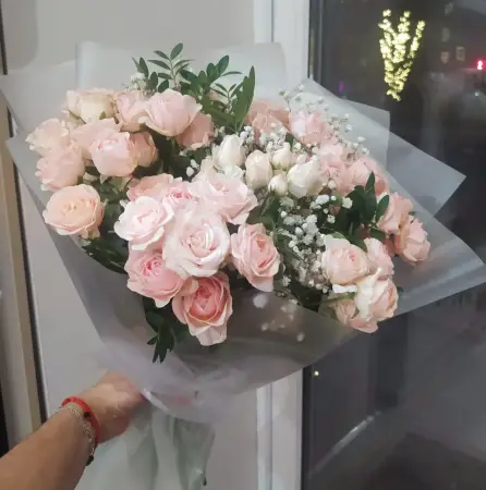 Букет из розовых роз и гипсофилы Розовое облако