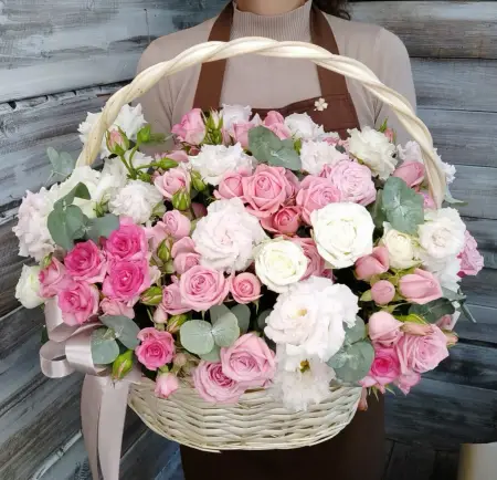 Корзина полная чудес с кустовыми розами