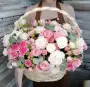 Корзина полная чудес с кустовыми розами