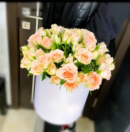 Букет из розовых кустовых роз в коробке Магия любви