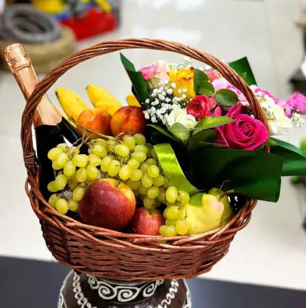 Корзина с фруктами, розами и шампанским № 15