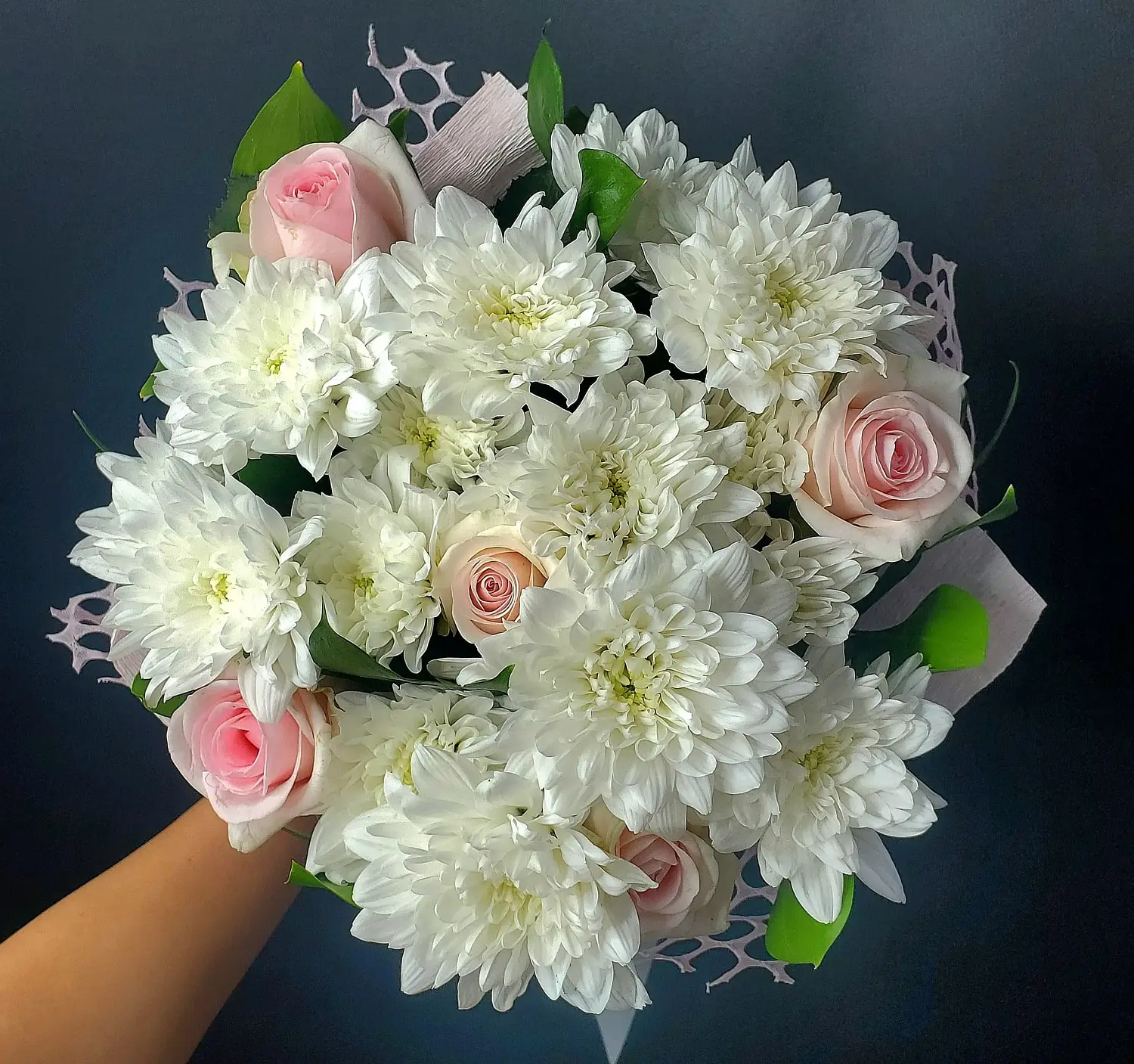 Букет из белых хризантем и роз Элегантное волшебство