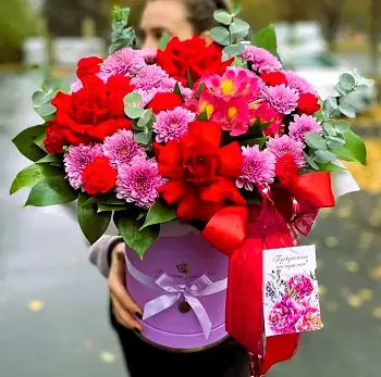 Букет из роз и кустовых хризантем в шляпной коробке Яркое утро