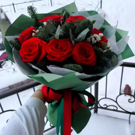 Букет из красных роз и еловых веток Новогодний букет