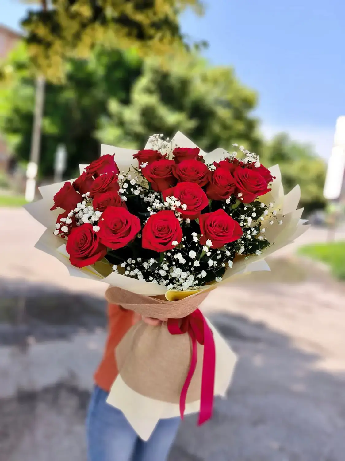 Букет из красных роз и гипсофилы Любовь витает в воздухе
