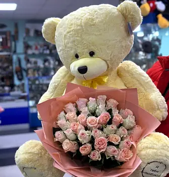 Подарочный набор №8 с медведем и букетом из кремовых роз