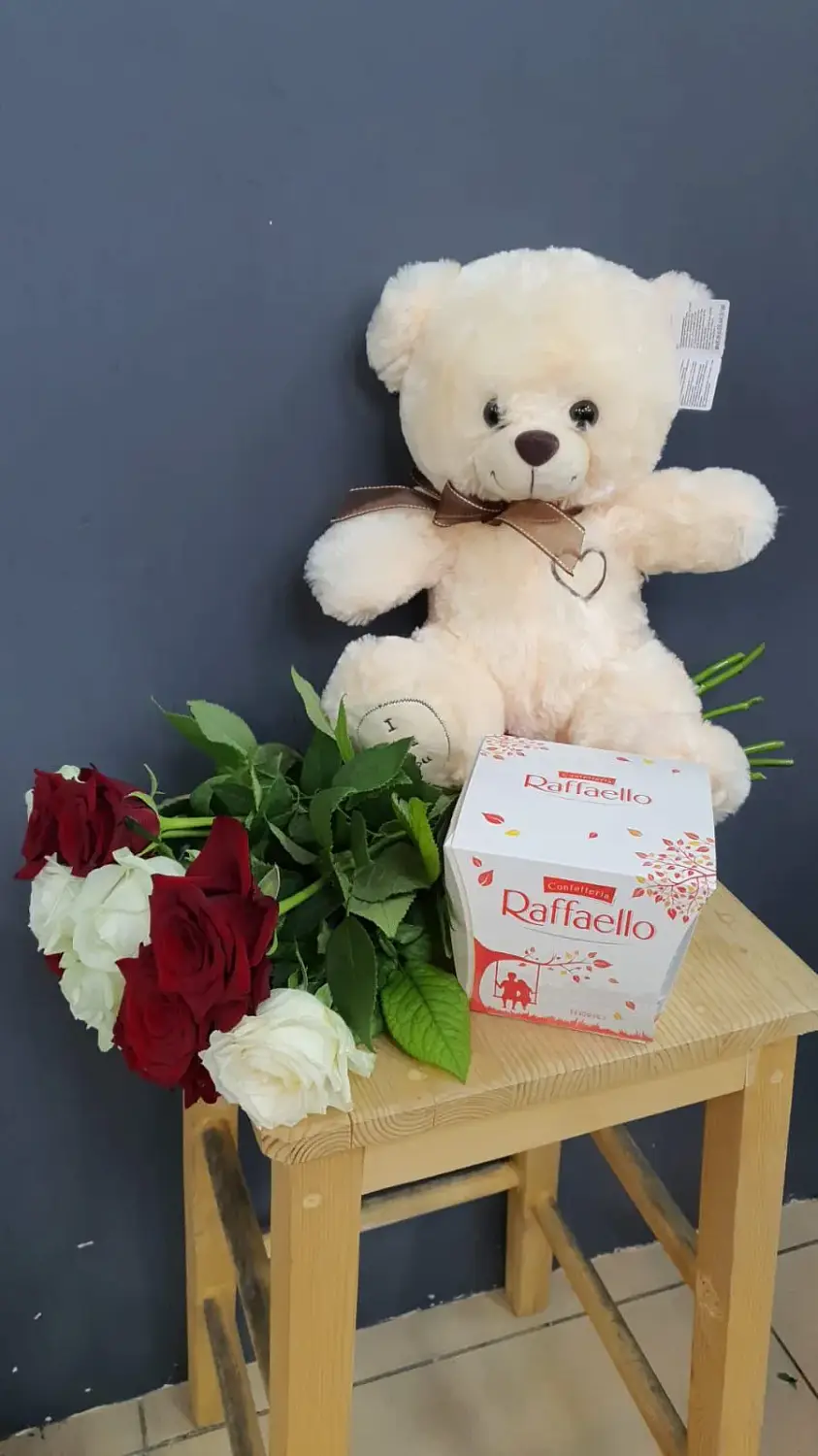 Подарочный набор с розами, конфетами и мишкой № 2