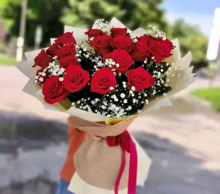 Букет из красных роз и гипсофилы Любовь витает в воздухе