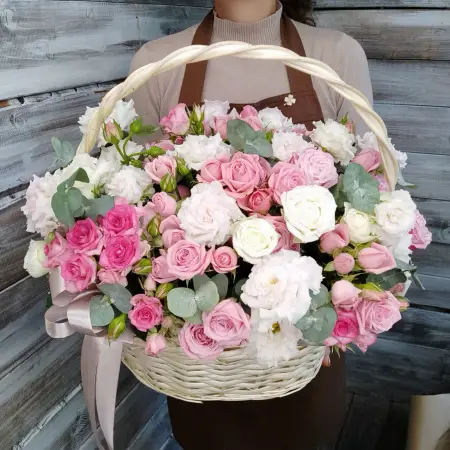Корзина полная чудес с кустовыми розами