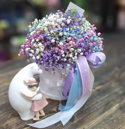 Букет из гипсофилы в шляпной коробке В Космосе