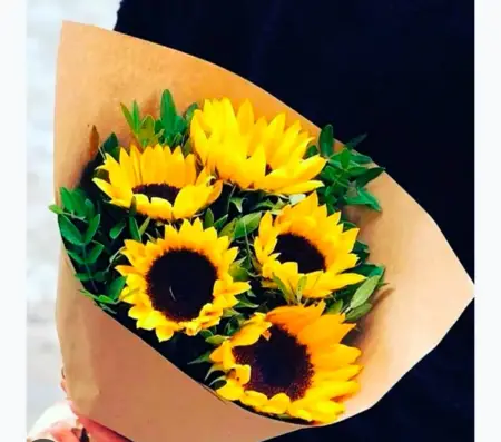 Букет из 5 желтых подсолнухов